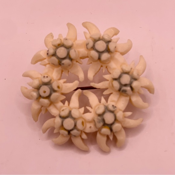Antique C clasp carved bovine bone flower circle wreath brooch pin green - Picture 4 of 8